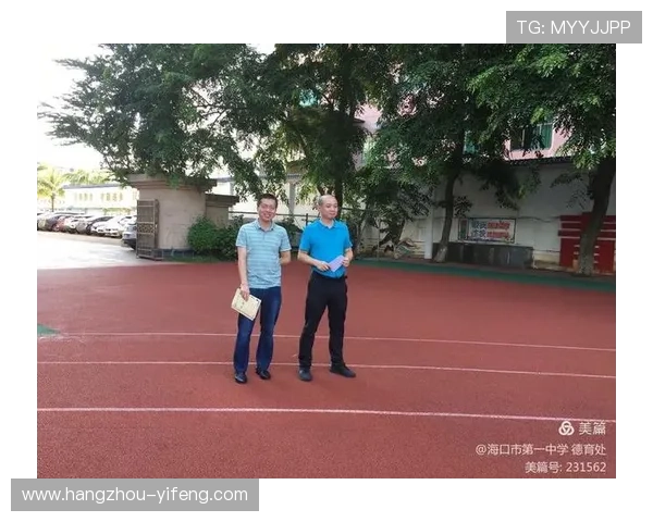 西马坎抬脚动作过高引发争议主裁果断鸣哨判罚危险犯规比赛节奏瞬间被打断